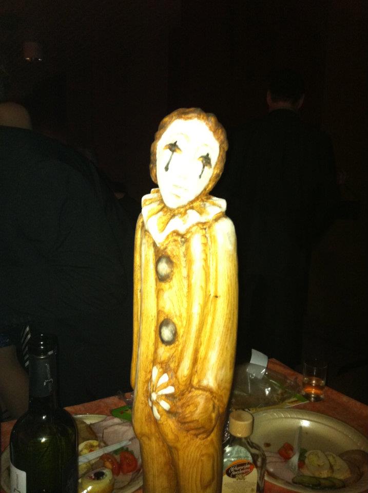 Ples 2012 - takhle vypadá Pierot - cena pro nejlepší inscenaci roku 2011 podle názoru odborné poroty (Denní dům, noční dům), ostatní Pieroti jsou menší a v obličeji jinak barevní - foto Josef Kubáník