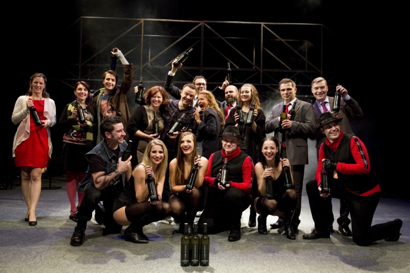 Premiéra Pokrevní bratrů kromě nového titulu přinesla Slováckému divadlu i vlastní značku vína - Cuvée Slovácké divadlo. Foto - Marek Malůšek