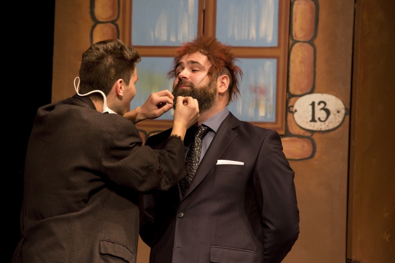 David Macháček předává řediteli Michalu Zetelovi roli Štětináče - foto Marek Malůšek