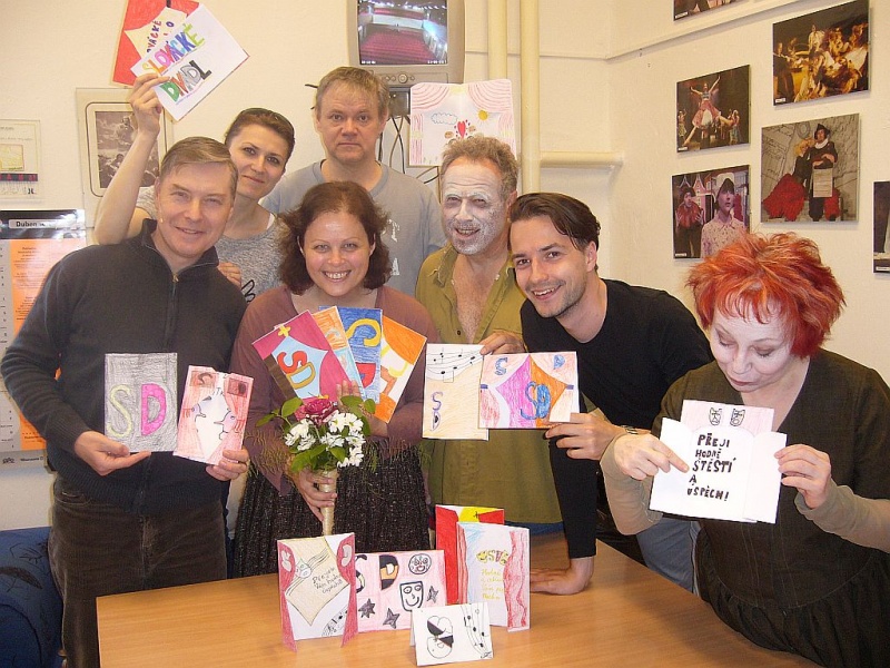 Účinkující v irské baladě Studna světců s dárečky od žáků ZŠ Polešovice