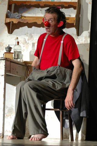 Bolek Polívka ve hře Pro dámu na balkoně, zdroj: www.divadlobolkapolivky.cz