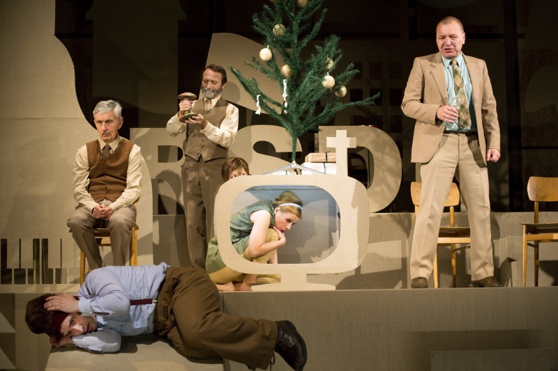 Kniha o hřbitově - Igor Stránský sedící na židli, vedle něj Stanislav Nemrava, Irena Vacková, Alžběta Kynclová, Kamil Pulec a vpředu ležící Zdeněk Trčálek - foto Marek Malůšek