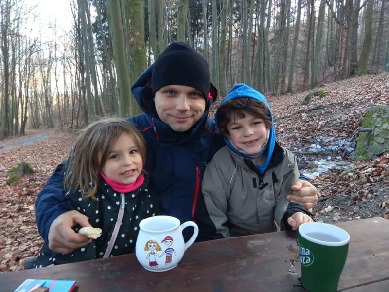 David Vaculík se dvěma ze svých tří dětí