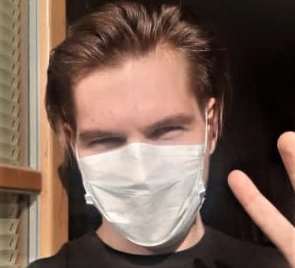 Martin Hudec se zodpovědně chrání rouškou