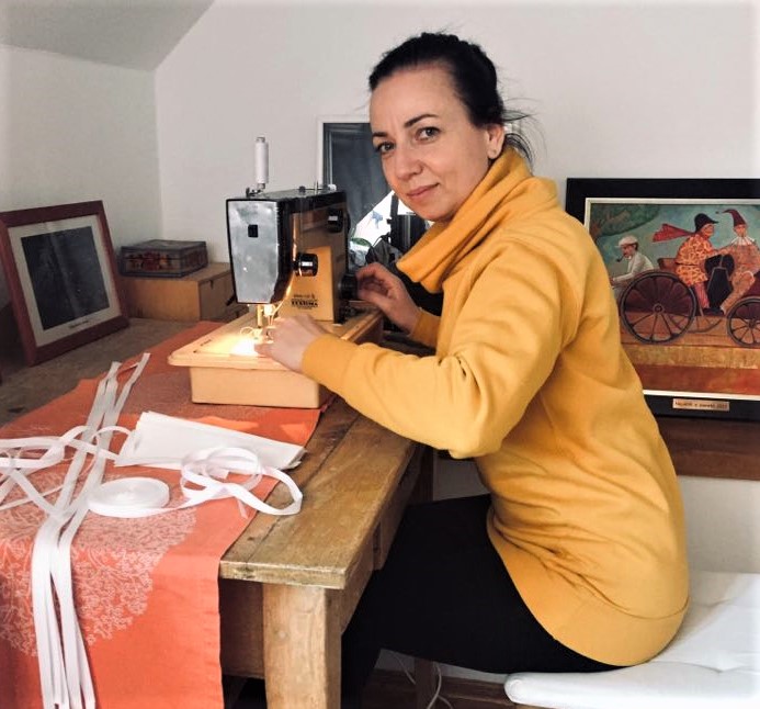 Tereza Novotná šije roušky pro rodinu i nemocnici