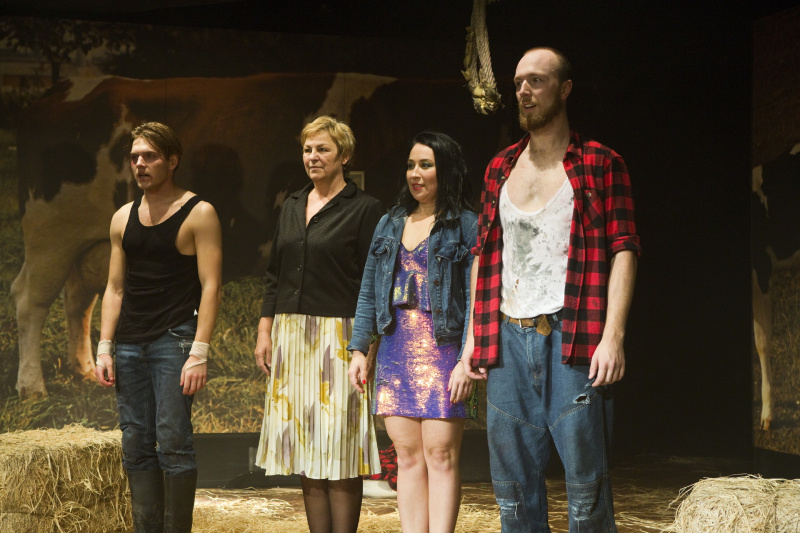 Děkovačka po premiéře inscenace Tom na farmě