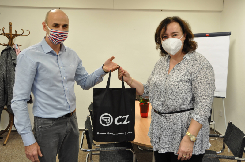 Ředitelka divadla Libuše Habartová převzala neobvyklý dárek Ředitelka divadla Libuše Habartová převzala neobvyklý dárek