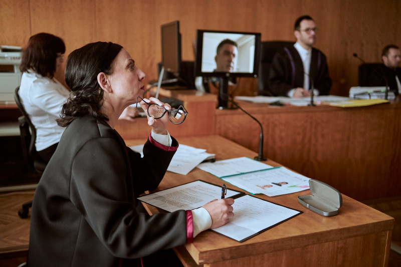 Inscenace se odehrává přímo v soudní síni Inscenace se odehrává přímo v soudní síni