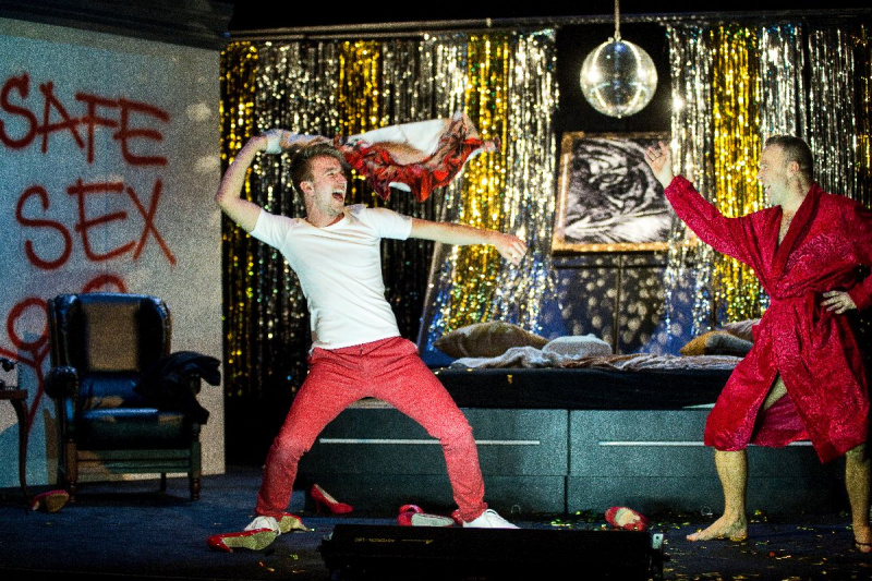 Dva úplně nazí muži bavili diváky už 55×