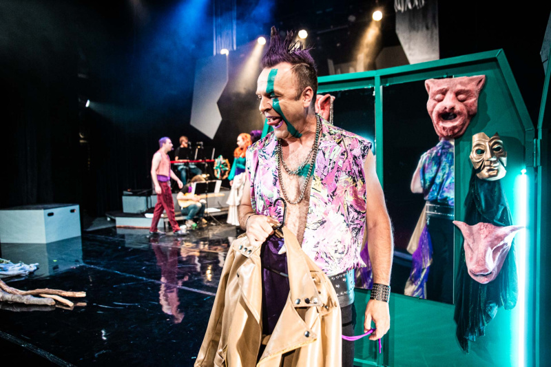 Hudební komedie Zapeklitě! vzbudila pozornost médií