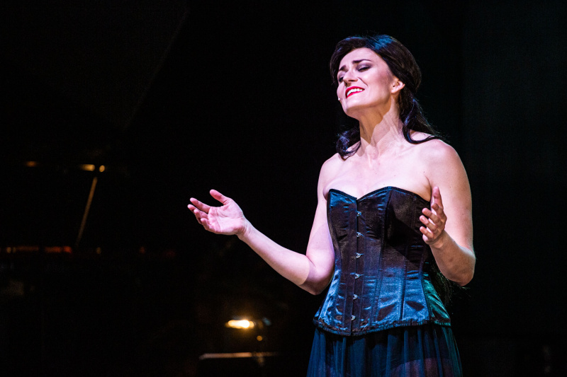 Pavlína Hejcmanová v roli Heleny Wellsové v inscenaci Zapeklitě!