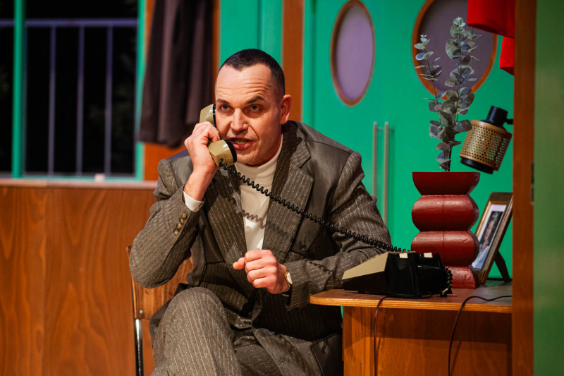 Jiří Hejcman v roli záletného amerického velvyslance Jiří Hejcman v roli záletného amerického velvyslance