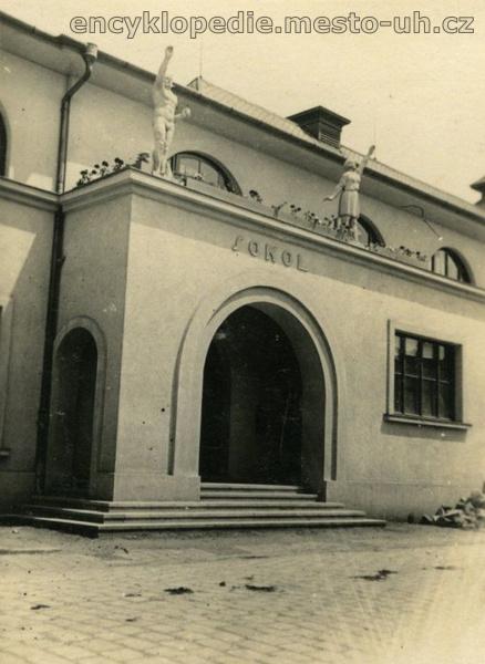 Budova sokolovny v roce 1930 Budova sokolovny v roce 1930