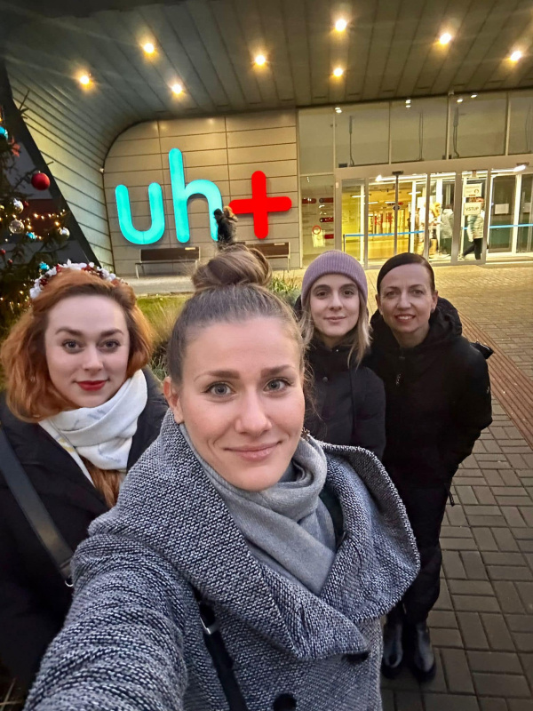 Herečky už zpívaly nejen na náměstí, ale i v nemocnici