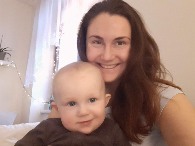 Malý Samuel (na snímku s maminkou Adrianou) se má čile k světu