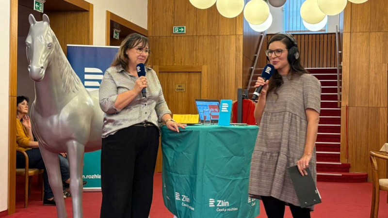 Ředitelka Slováckého divadla Libuše Habartová v živém vysílání z foyer Ředitelka Slováckého divadla Libuše Habartová v živém vysílání z foyer