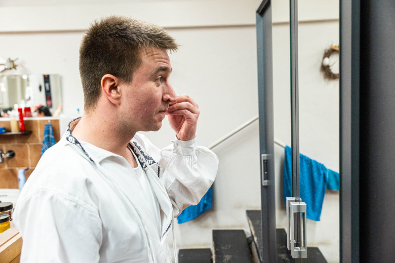 Pavel Šupina v zákulisí inscenace Gazdina roba Pavel Šupina v zákulisí inscenace Gazdina roba