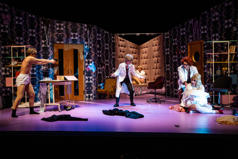 Komedie Klíčovou dírkou nabídne gagy, záměny a bláznivé situace