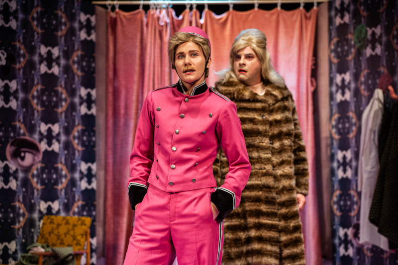 Kateřina Michejdová coby hotelový zřízenec Nicholas Beckett