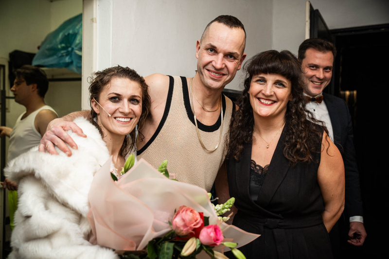 Anna Davidová (vpravo) s Pavlínou a Jiřím Hejcmanovými po premiéře Anna Davidová (vpravo) s Pavlínou a Jiřím Hejcmanovými po premiéře