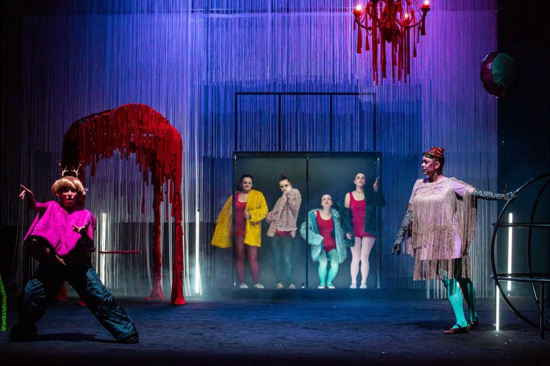 Víly ve službách královny Titánie v pozadí