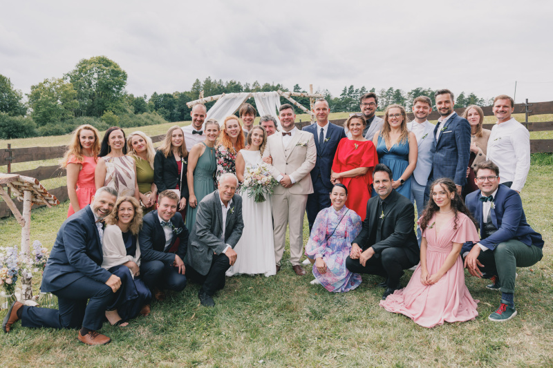 Svatby se zúčastnili i kolegové snoubenců ze Slováckého divadla