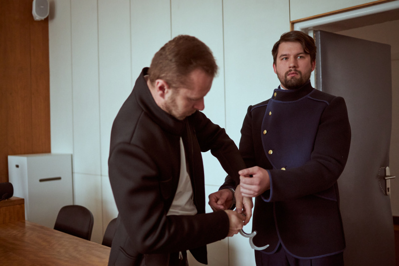 Jakub Zelinka jako obžalovaný pilot v soudním dramatu Teror Jakub Zelinka jako obžalovaný pilot v soudním dramatu Teror