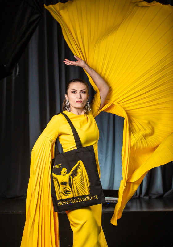 Pavlína Hejcmanová s plátěnou taškou Slováckého divadla Pavlína Hejcmanová s plátěnou taškou Slováckého divadla
