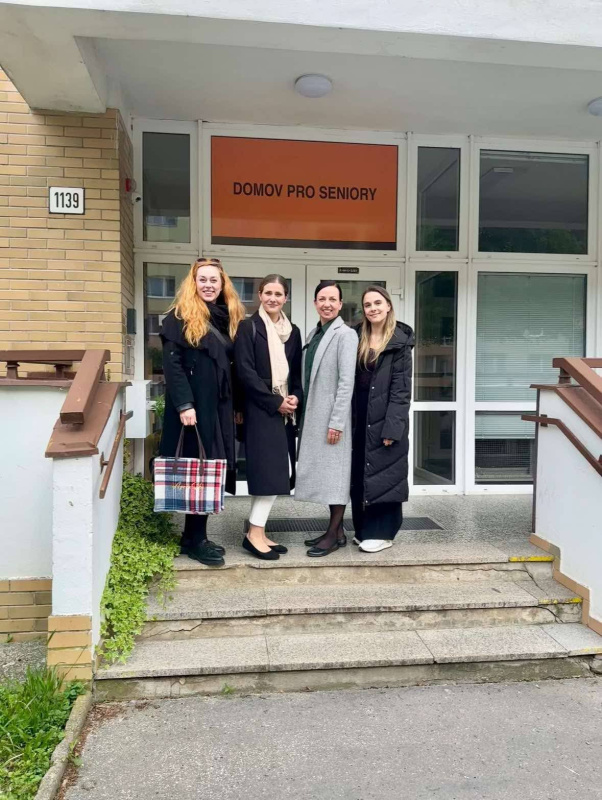 Herečky zpívaly v domově seniorů