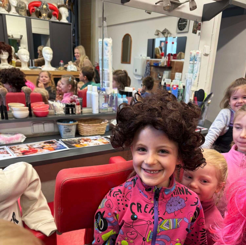 Děti z Dětské skupiny Jednička prošmejdily divadlo Děti z Dětské skupiny Jednička prošmejdily divadlo