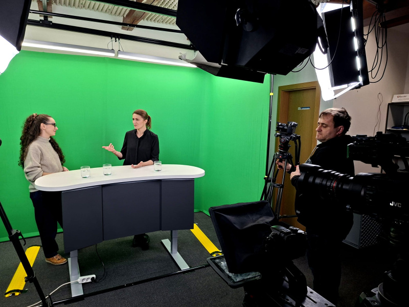 Klára (vlevo) a Pavlína ve studiu Televize TVS před natáčením pořadu