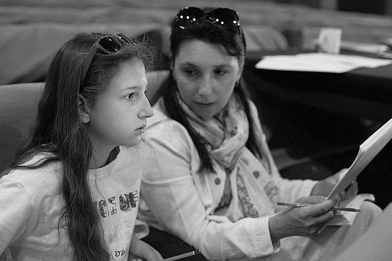 Ester s dramaturgyní Ivou Šulajovou na jedné z generálních zkoušek - foto Marek Malůšek