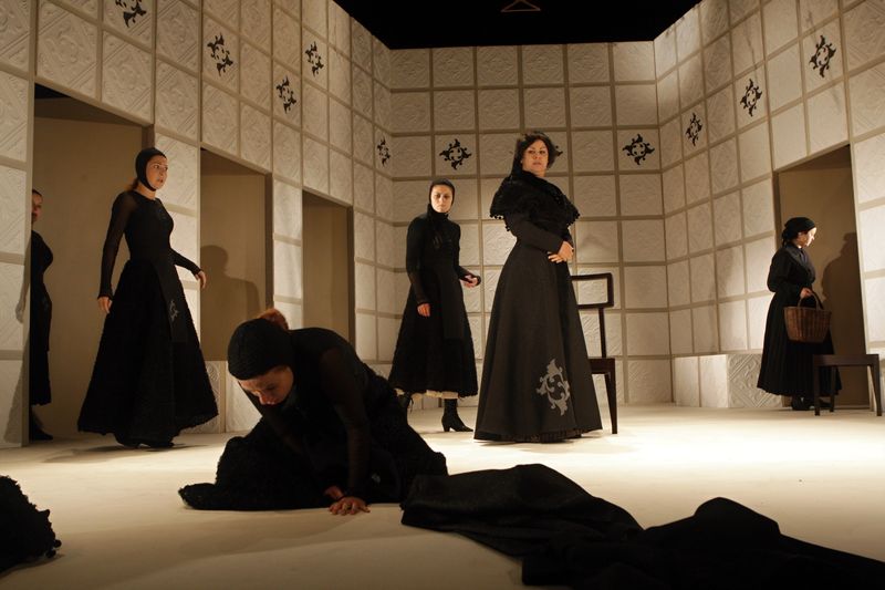 Dům Bernardy Alby - Klára Vojtková, Alžběta Kynclová (vpředu), Pavlína Hejcmanová, Jaroslava Tihelková, Irena Vacková - foto Jan Karásek