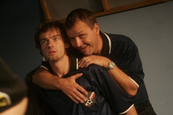 Jan Horák a Kamil Pulec v dřívější komedii inscenované na Malé scéně (v režii Davida Vackeho) Šťovík, pečené brambory - foto Jan Karásek