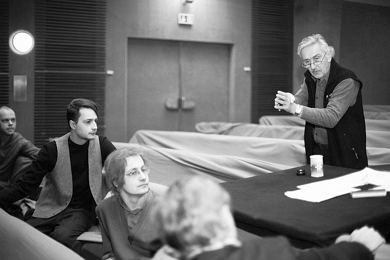 Režisér Igor Stránský rozdává pokyny po jedné ze zkoušek Studny světců - foto Marek Malůšek