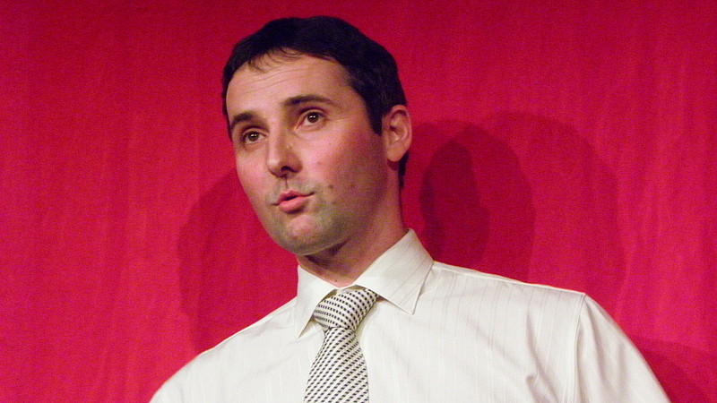 David Vacke během úvodního slova před produkcí Divadla Parodyje Manželův počin - foto J. P. Kříž