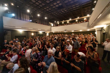 SD_Limonádový Joe_premiéra_pohled do hlediště při děkovačce_foto: Filip Fojtík