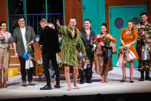 Zamilovaný velvyslanec - premiéra_Kamila Mitáčková, Daniel Gajdoš, Petra Staňková, Jiří Hejcman, Zdeněk Trčálek, Jitka Hlaváčová, Kateřina Michejdová a Lukáš Matěj_foto: Kuba Jíra