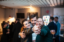 Zamilovaný velvyslanec - premiéra_Kamila Mitáčková, Štěpán Goiš a grafik starající se o vizuály SD Štěpán Žampach_foto: Kuba Jíra
