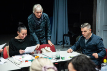 Zamilovaný velvyslanec_zahajovací zkouška_Jitka Hlaváčová, David Vaculík a mezi nimi překladatel Pavel Dominik_foto: Kuba Jíra